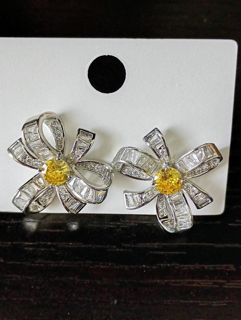 New Silver Bow-Style Flower Earrings with Yellow Stone Center